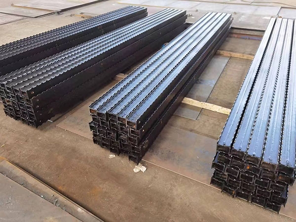 金属顶梁作为煤矿采煤工作面的重要支护设备，其性能特点体现在以下几个方面
